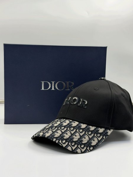 طاقية ديور DIOR