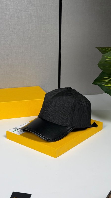 طاقية FENDI فندي