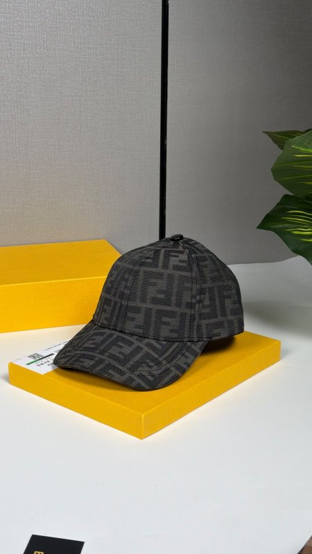 طاقية FENDI فندي