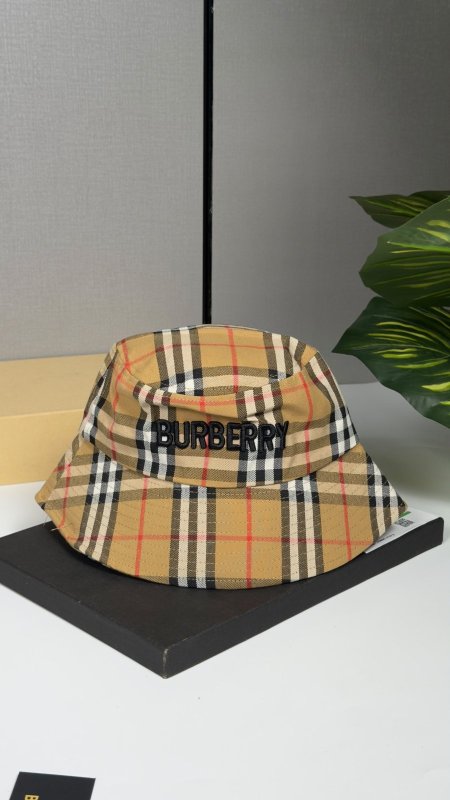 طاقية بربري Burberry <br> <span class='text-color-warm'>بيعت كلها</span>