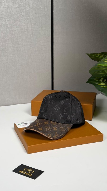طاقية لويس فيتون LV