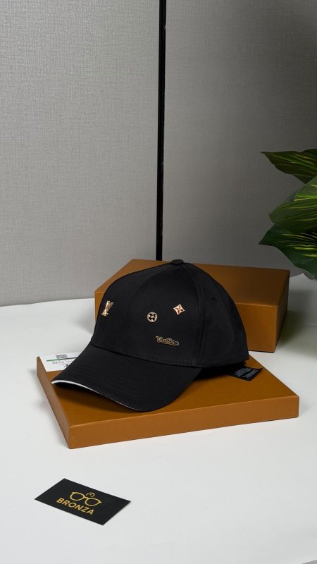 طاقية لويس فيتون LV