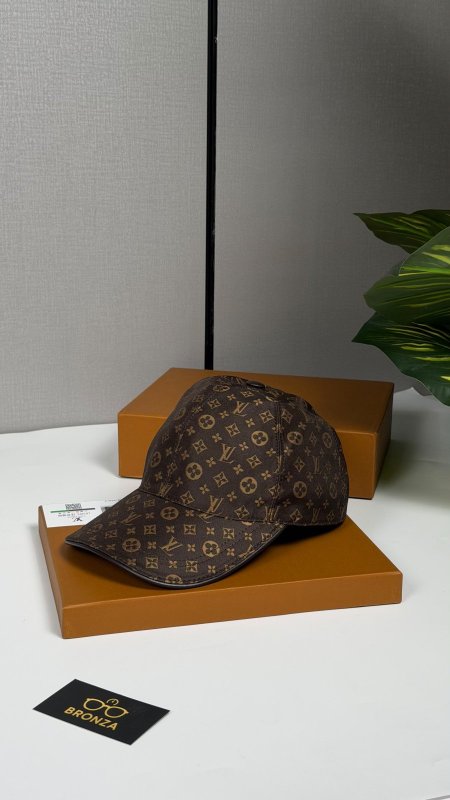 طاقية لويس فيتون LV