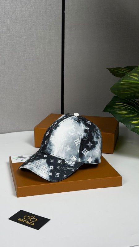 طاقية لويس فيتون LV