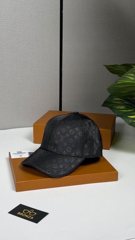 طاقية لويس فيتون LV