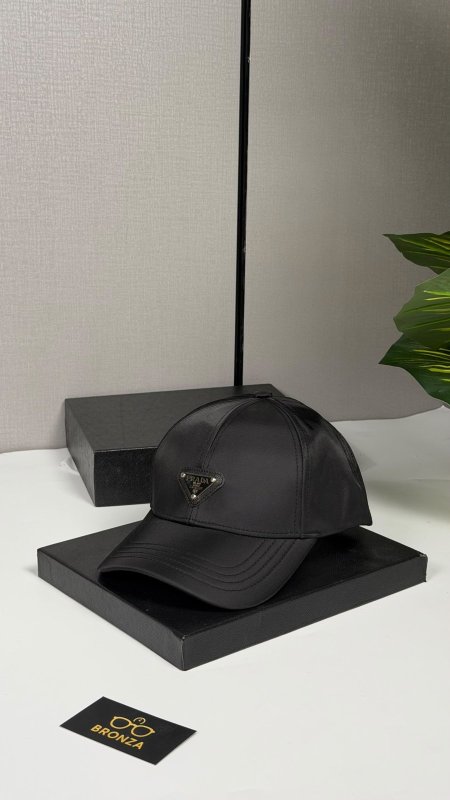 طاقية برادا PRADA