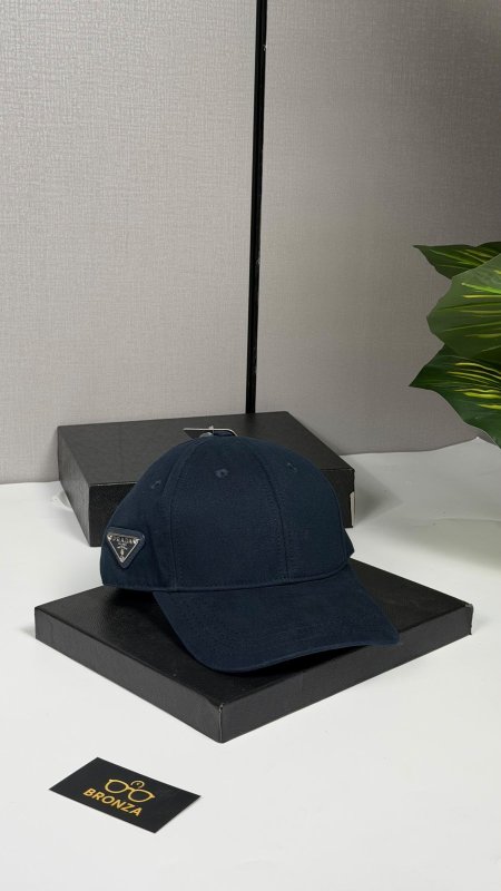 طاقية برادا PRADA