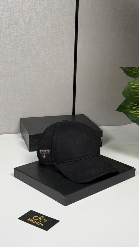 طاقية برادا PRADA