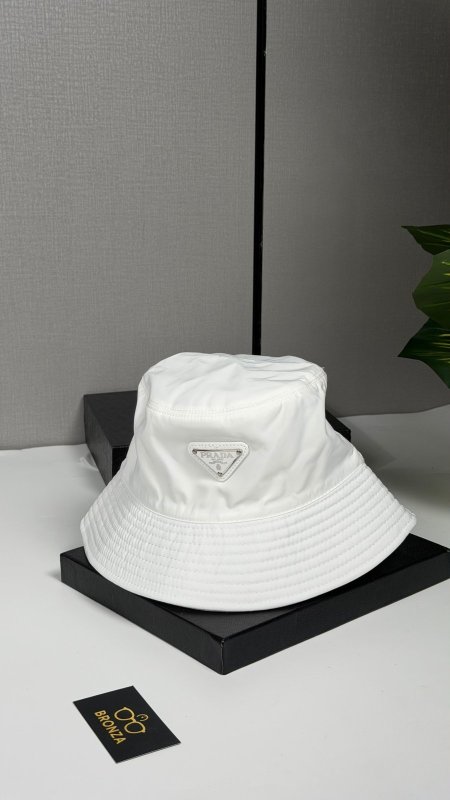 طاقية برادا PRADA