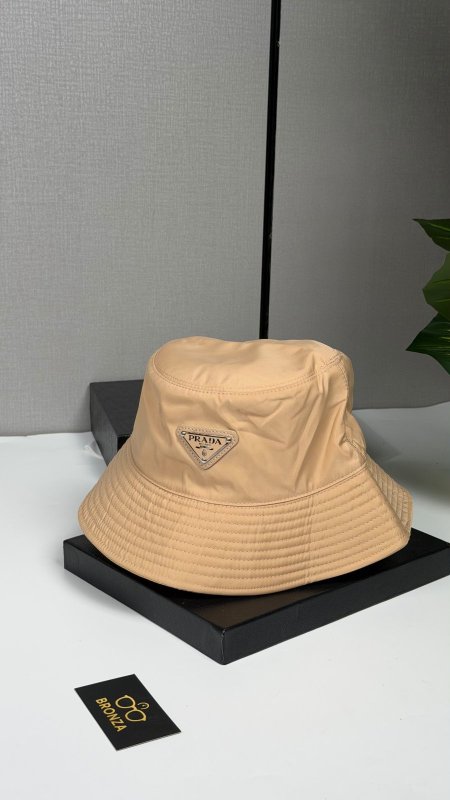 طاقية برادا PRADA
