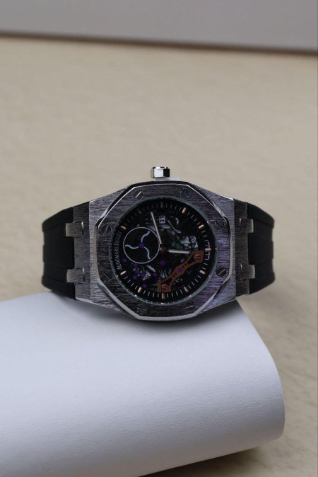 ساعة رجالي. AP