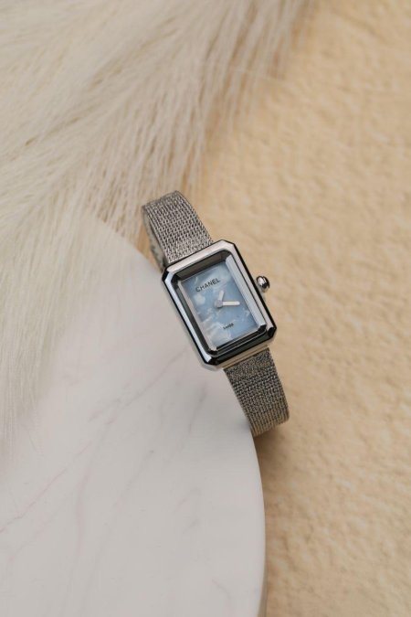 ساعة نسائية شانيل