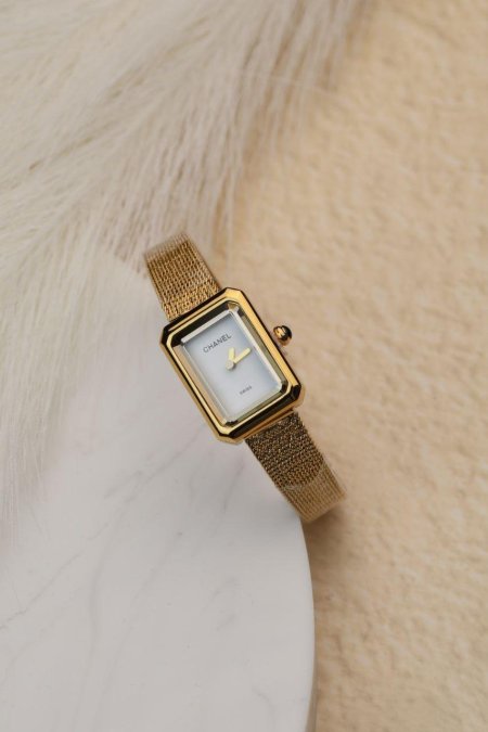 ساعة نسائية شانيل