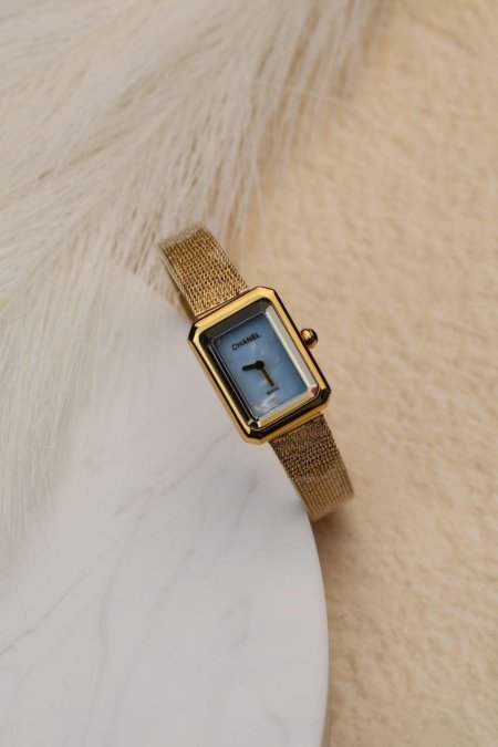 ساعة نسائية شانيل