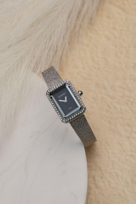 ساعة نسائية شانيل