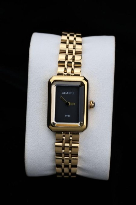 ساعة نسائية شانيل